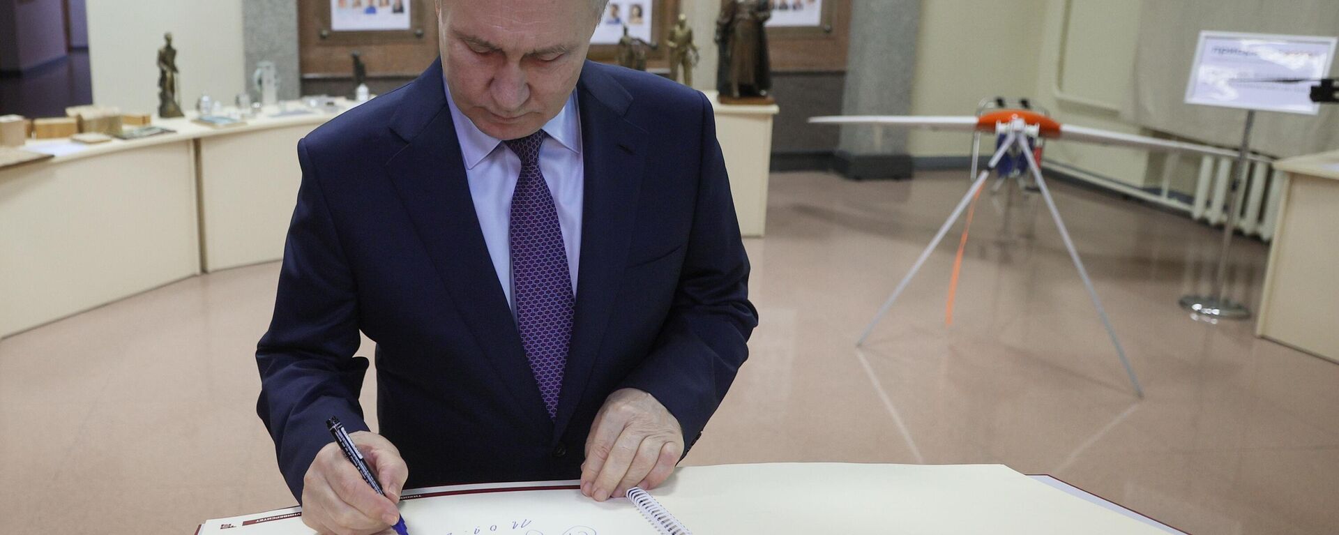 Vladimir Putin, presidente russo, deixa registro no livro de convidados de honra da Universidade Estatal do Pacifico, em Khabarovsk, Rússia, 11 de janeiro de 2023 - Sputnik Brasil, 1920, 11.01.2024