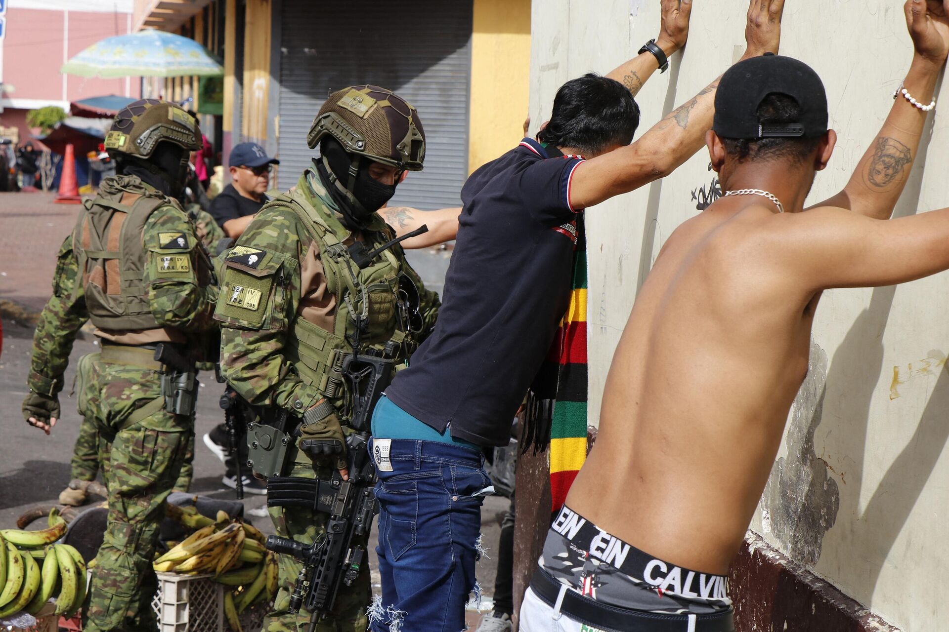 Membros das Forças Armadas do Equador revistam homens durante operação em meio à crise de segurança que assola o país. Quito, 10 de janeiro de 2024 - Sputnik Brasil, 1920, 12.01.2024