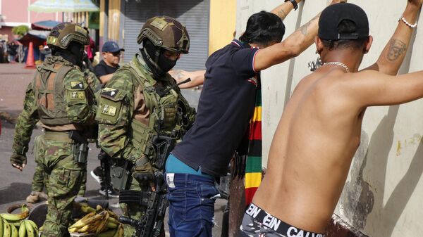 Membros das Forças Armadas do Equador revistam homens durante operação em meio à crise de segurança que assola o país. Quito, 10 de janeiro de 2024 - Sputnik Brasil