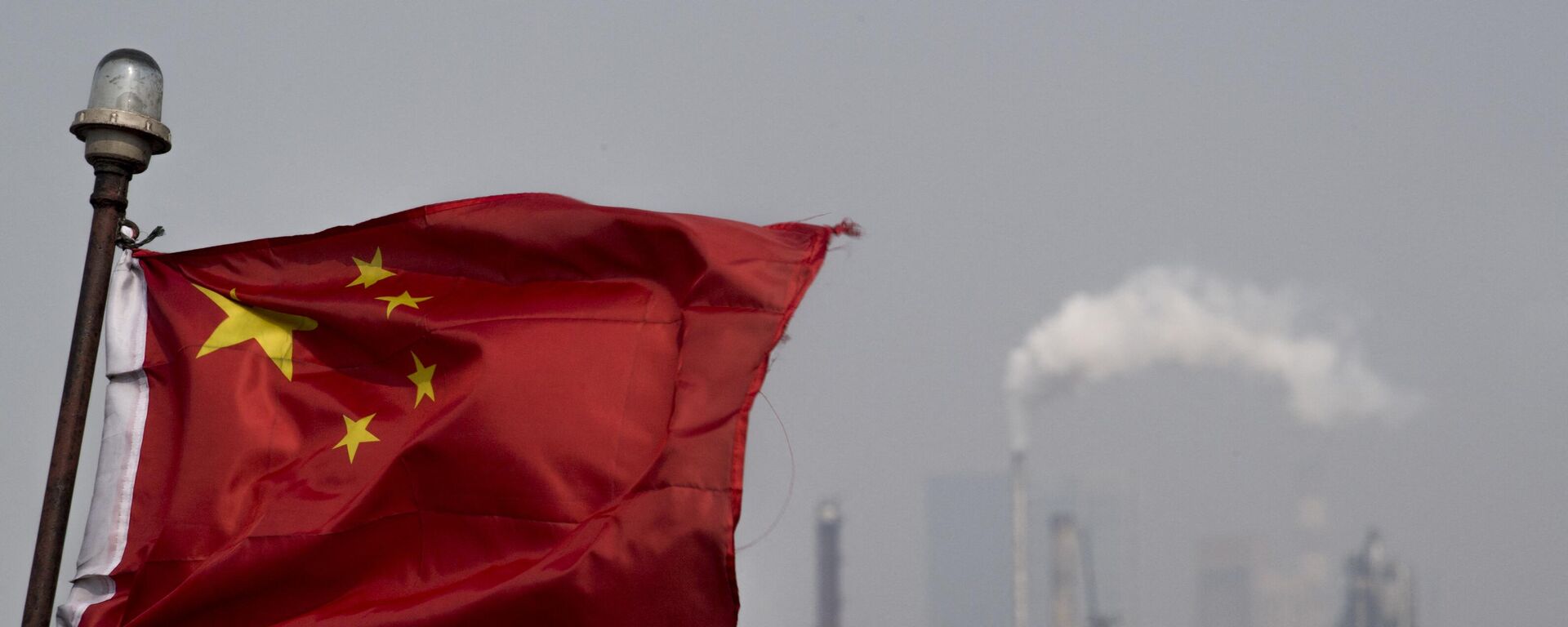 Bandeira chinesa tremula em frente à refinaria da Shanghai Gaoqiao Company, em Xangai, 22 de março de 2018 - Sputnik Brasil, 1920, 11.01.2024