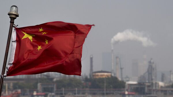 Bandeira chinesa tremula em frente à refinaria da Shanghai Gaoqiao Company, em Xangai, 22 de março de 2018 - Sputnik Brasil