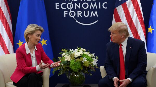 O presidente dos EUA, Donald Trump, fala com a presidente da Comissão Europeia, Ursula von der Leyen, antes de sua reunião no Fórum Econômico Mundial em Davos, 21 de janeiro de 2020 - Sputnik Brasil