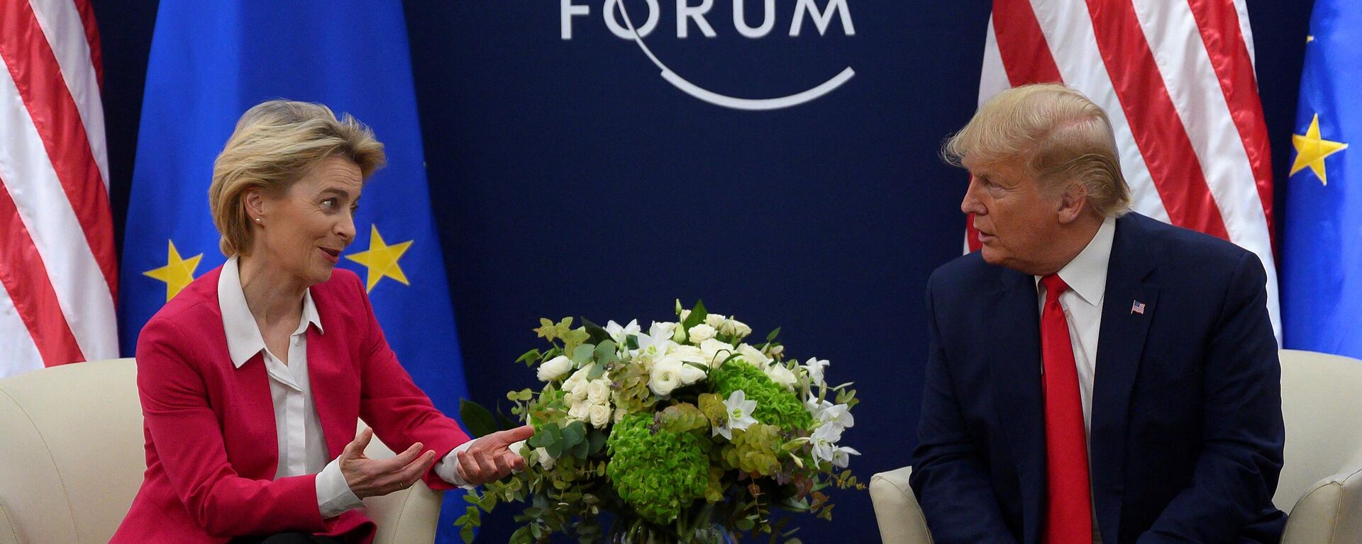 O presidente dos EUA, Donald Trump, fala com a presidente da Comissão Europeia, Ursula von der Leyen, antes de sua reunião no Fórum Econômico Mundial em Davos, 21 de janeiro de 2020 - Sputnik Brasil, 1920, 11.01.2024