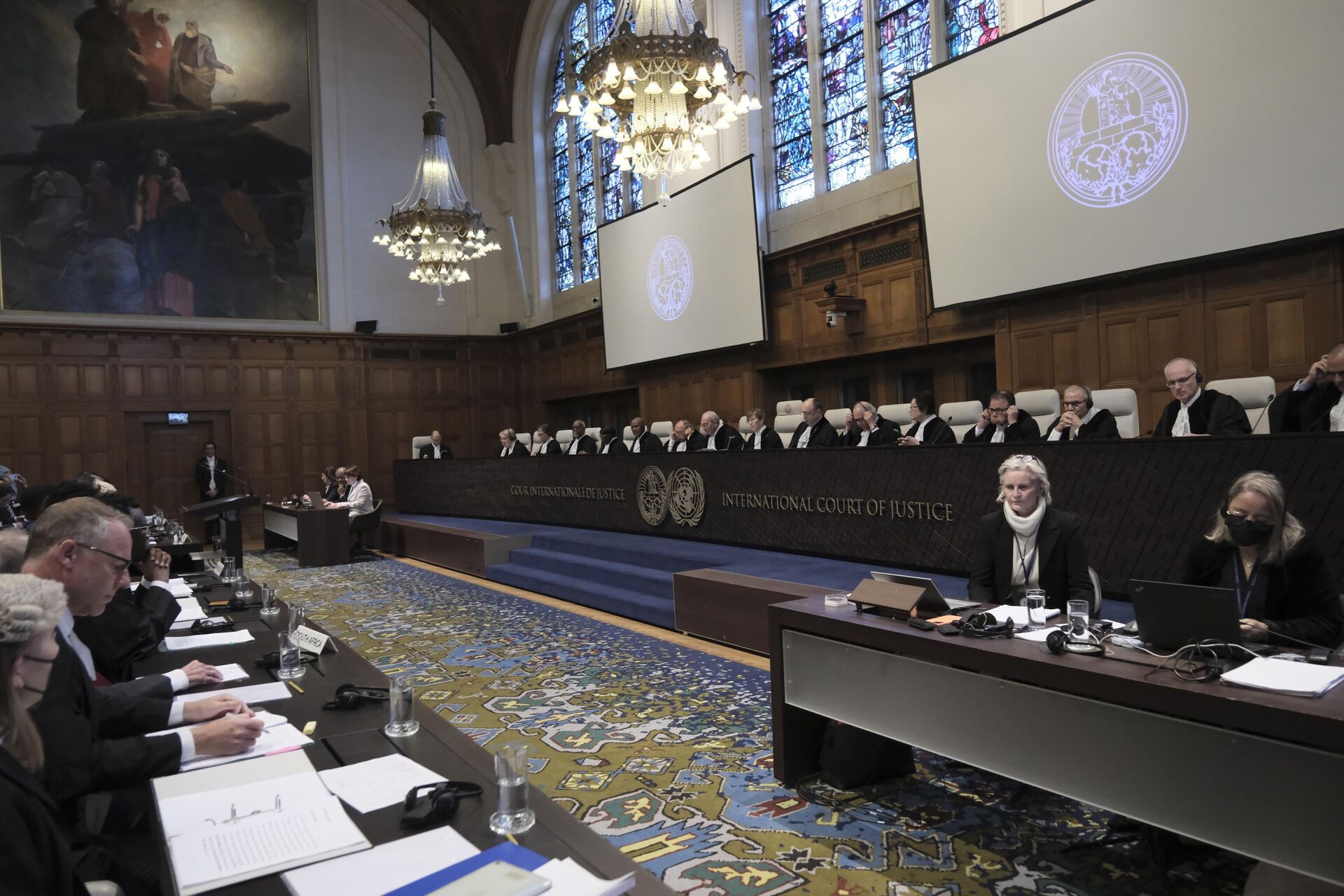 Juízes e partes na abertura das audiências na Corte Internacional de Justiça em Haia, Países Baixos, 11 de janeiro de 2024 - Sputnik Brasil, 1920, 11.01.2024