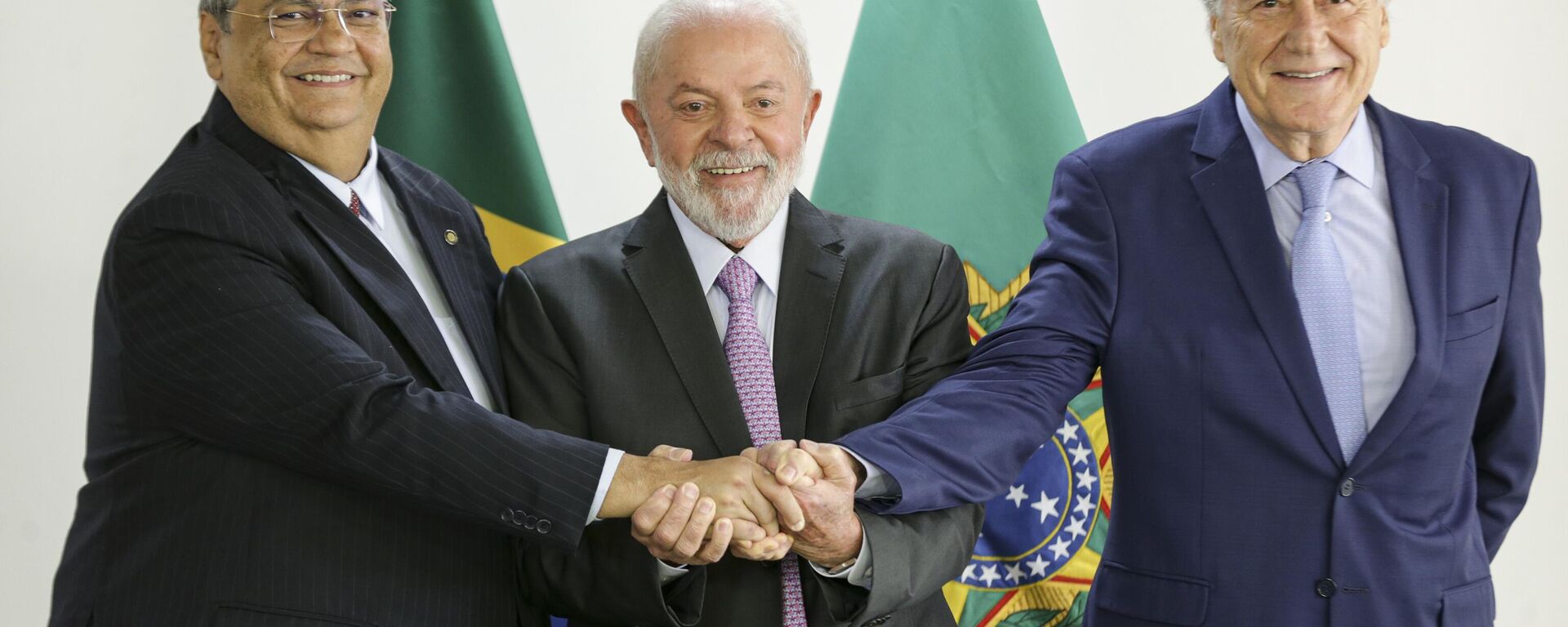 Luiz Inácio Lula da Silva (ao centro), Ricardo Lewandowski (à direita) e Flávio Dino durante anúncio do novo ministro da Justiça. Brasília (DF), 11 de janeiro de 2024 - Sputnik Brasil, 1920, 11.01.2024