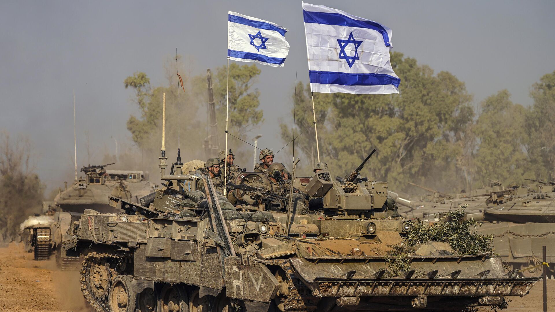 Veículos do Exército israelense chegam a área de preparação após combate na Faixa de Gaza. Israel, 30 de dezembro de 2023 - Sputnik Brasil, 1920, 30.01.2024