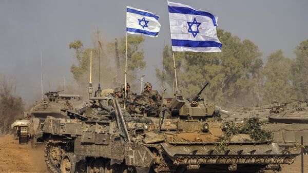 Veículos do Exército israelense chegam a área de preparação após combate na Faixa de Gaza. Israel, 30 de dezembro de 2023 - Sputnik Brasil