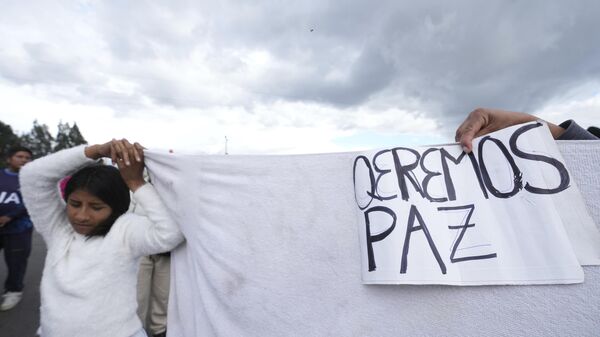 Manifestantes pedem paz próximo a presídio e centro de reabilitação social no Equador. Latacunga, 10 de janeiro de 2024 - Sputnik Brasil