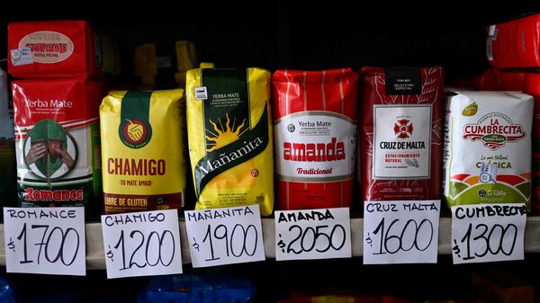 Placas mostram o preço de diferentes marcas de erva-mate no Mercado Central de Buenos Aires, no dia 9 de janeiro de 2024 - Sputnik Brasil