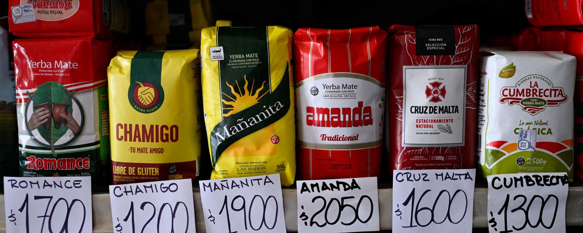 Placas mostram o preço de diferentes marcas de erva-mate no Mercado Central de Buenos Aires, no dia 9 de janeiro de 2024 - Sputnik Brasil, 1920, 11.01.2024