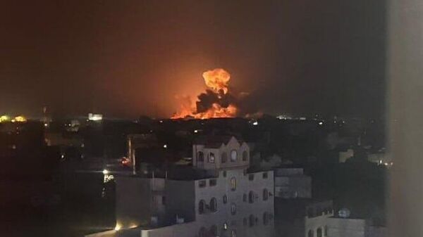 Ataques aéreos da coalização ocidental contra posições do movimento xiita houthi no Iêmen - Sputnik Brasil