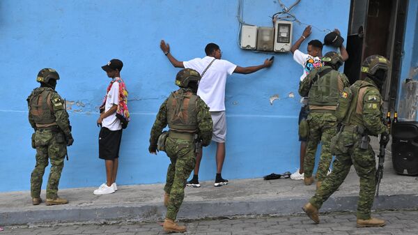 Membros das Forças de Elite do Exército equatoriano revistam homens durante patrulha em meio aos distúrbios nacionais, nas ruas de Quito, Equador, 11 de janeiro de 2024 - Sputnik Brasil