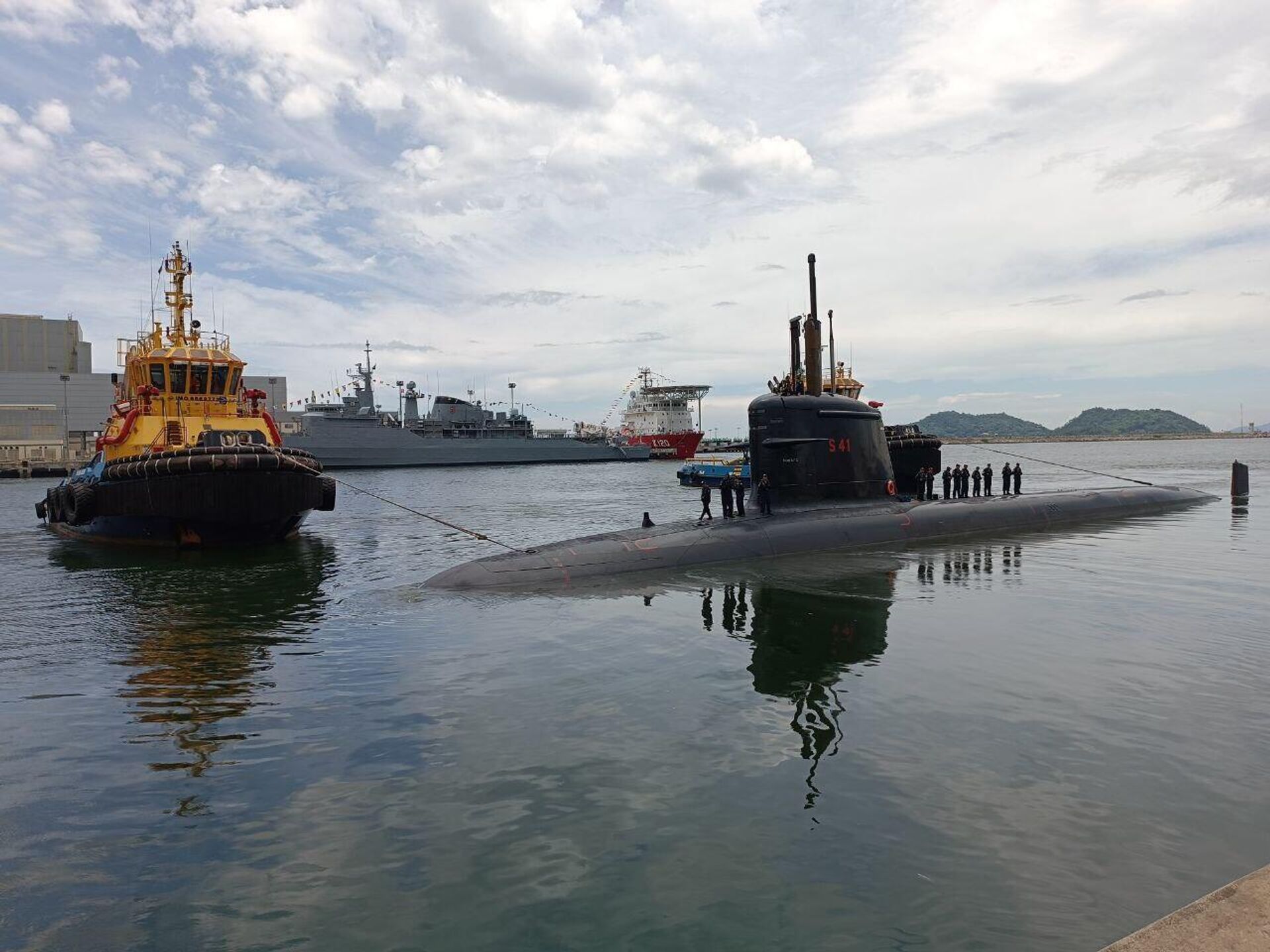 Submarino Humaitá (S-41) é içado durante cerimônia de lançamento, em Itaguaí (RJ), em 12 de janeiro de 2024 - Sputnik Brasil, 1920, 12.01.2024