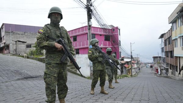 Soldados patrulham uma área residencial no sul de Quito. Equador, 12 de janeiro de 2024 - Sputnik Brasil