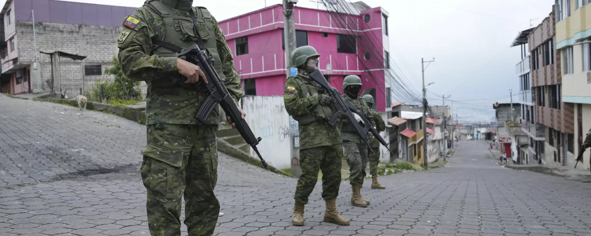 Soldados patrulham uma área residencial no sul de Quito. Equador, 12 de janeiro de 2024 - Sputnik Brasil, 1920, 12.01.2024