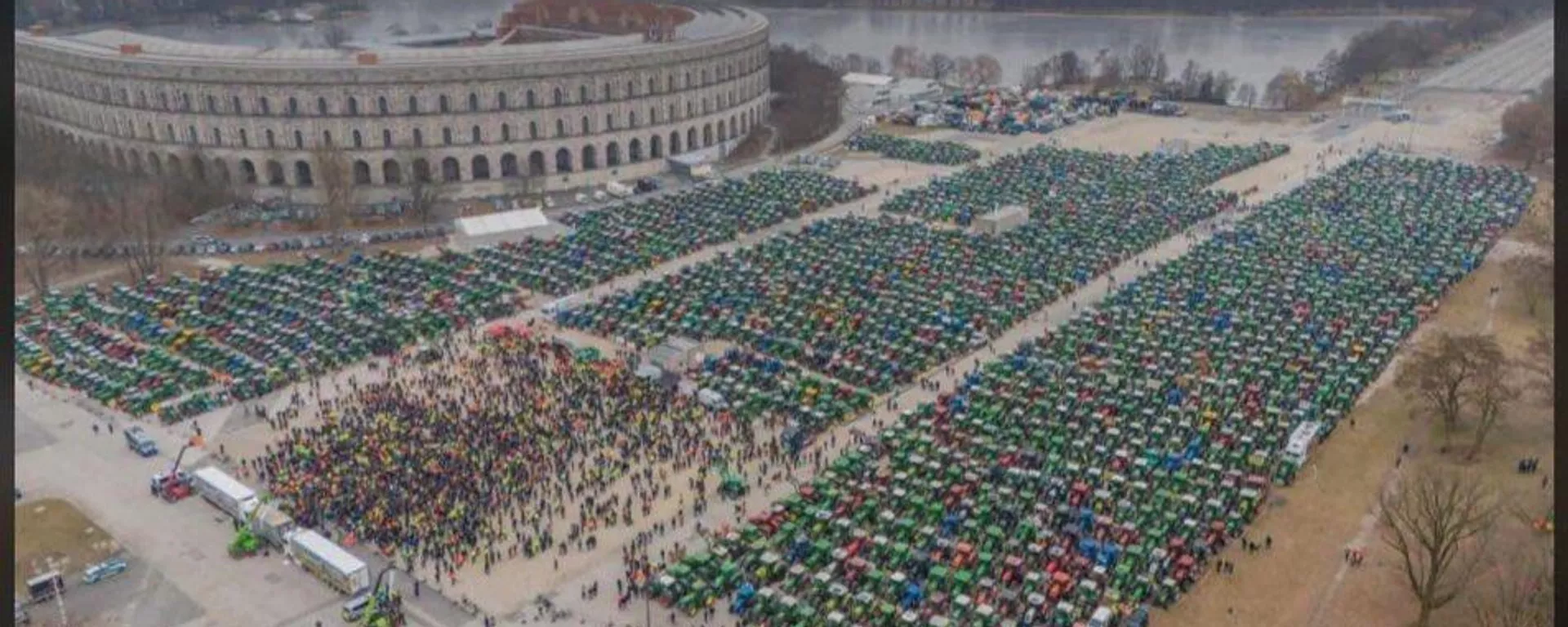 Imagem aérea mostra tratores reunidos na praça Volksfestplatz, em Nuremberg. Alemanha, 12 de janeiro de 2024 - Sputnik Brasil, 1920, 12.01.2024