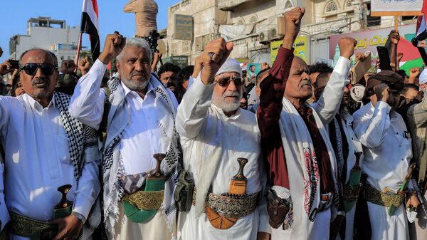 Pessoas participam de um protesto nas ruas da cidade iemenita de Hudeida, no mar Vermelho, para condenar os ataques noturnos das forças americanas e britânicas em cidades controladas pelos houthi, em 12 de janeiro de 2024 - Sputnik Brasil