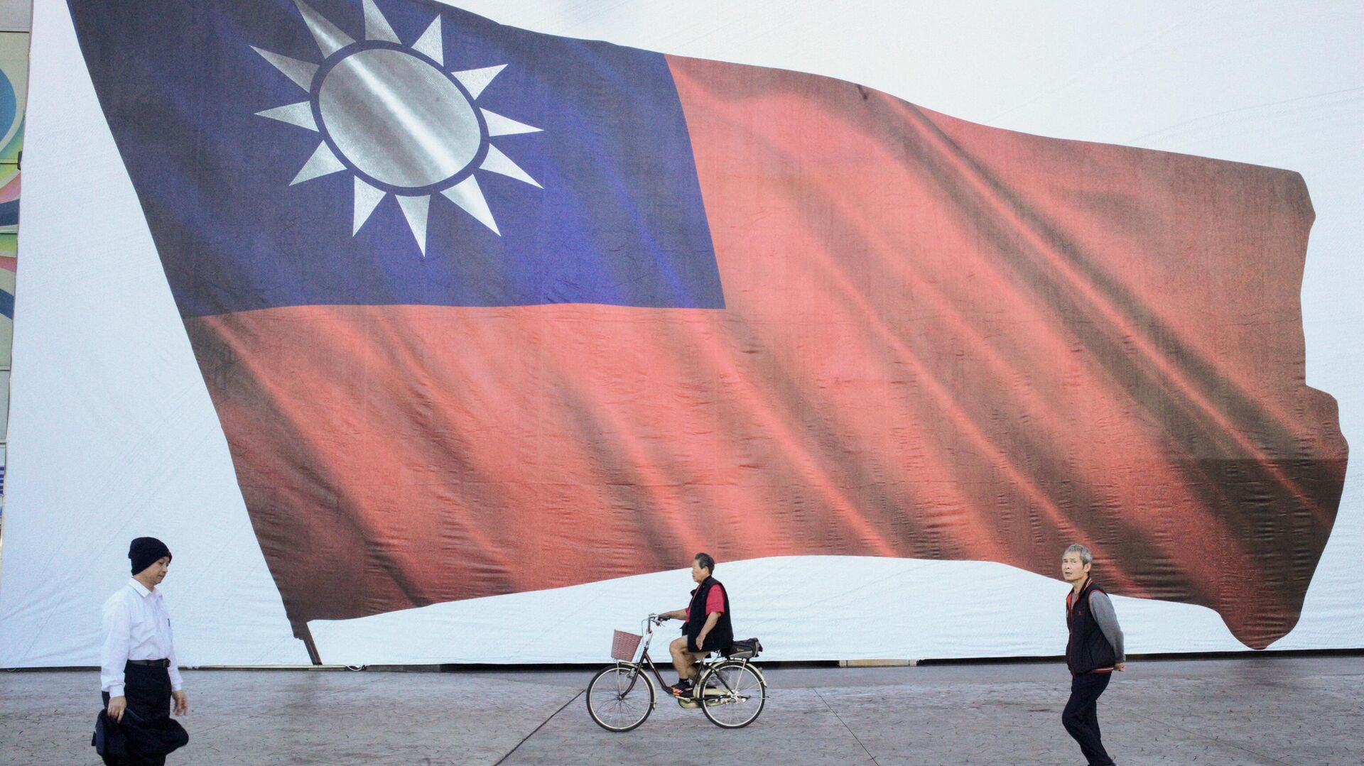 Pessoas passam por bandeira taiwanesa na cidade de Nova Taipé, Taiwan, 13 de janeiro de 2024 - Sputnik Brasil, 1920, 10.02.2024