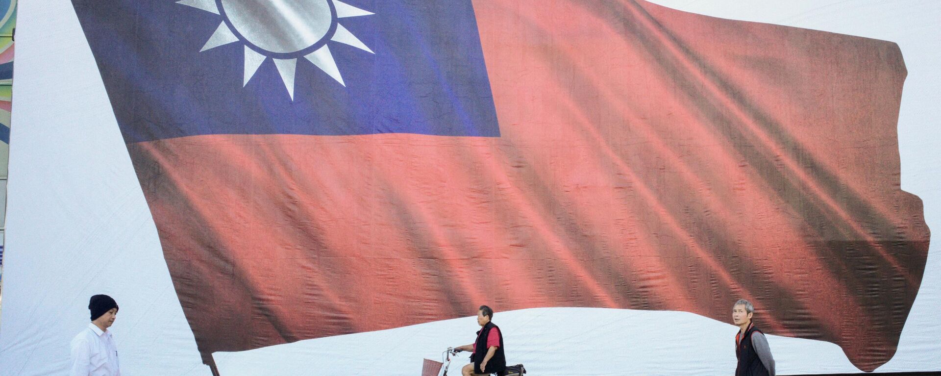 Pessoas passam por bandeira taiwanesa na cidade de Nova Taipé, Taiwan, 13 de janeiro de 2024 - Sputnik Brasil, 1920, 10.02.2024