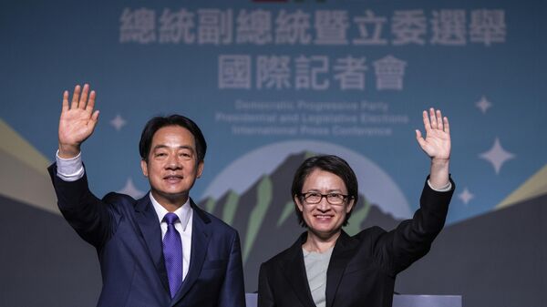Lai Ching-te, vice-presidente de Taiwan, também conhecido como William Lai (à esquerda), comemora sua vitória na eleição presidencial de Taiwan com sua companheira Hsiao Bi-khim em Taipé, Taiwan, 13 de janeiro de 2024 - Sputnik Brasil