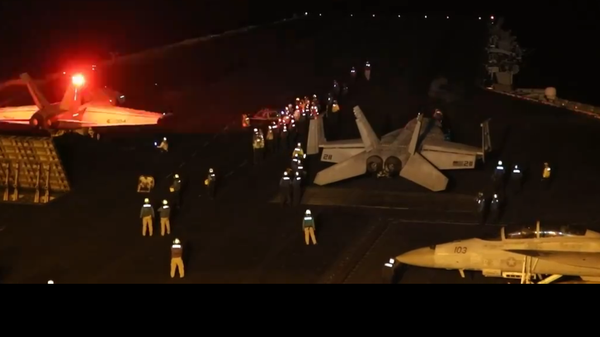 Captura de tela de imagem no X (antigo Twitter) de aviões da Marinha dos EUA participando dos ataques aéreos de 11 de janeiro de 2024 contra alvos houthis no Iêmen, conduzidos pelos EUA e pelo Reino Unido - Sputnik Brasil