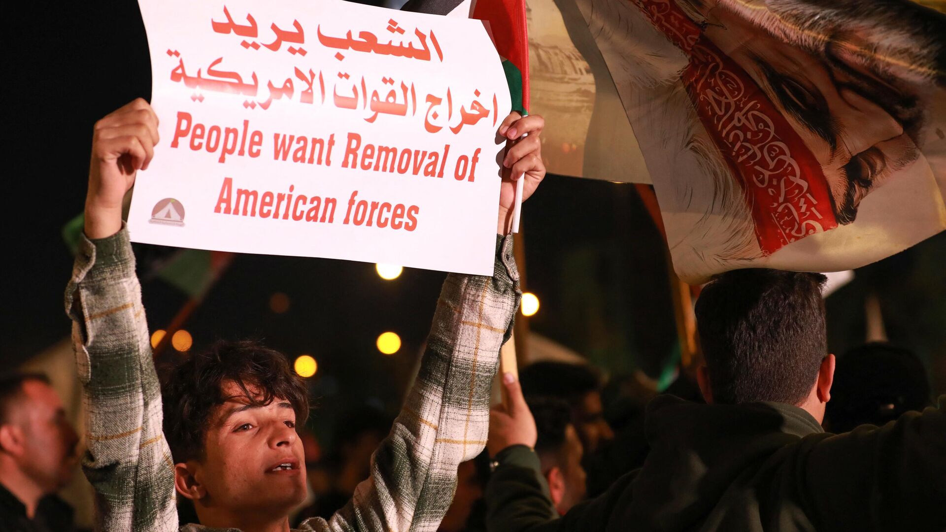 Homem levanta cartaz durante um protesto contra os ataques das forças dos EUA e do Reino Unido contra os rebeldes houthis do Iêmen e contra a presença das forças dos Estados Unidos no Iraque, na praça Tahrir, em Bagdá, Iraque, 13 de janeiro de 2024 - Sputnik Brasil, 1920, 25.01.2024