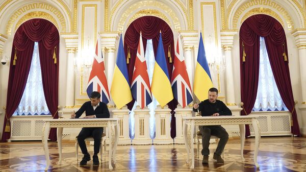 Rishi Sunak, primeiro-ministro do Reino Unido (à esquerda), e Vladimir Zelensky, presidente da Ucrânia (à direita), participam de cerimônia de assinatura de acordo de cooperação militar bilateral no Palácio Presidencial em Kiev, Ucrânia, 12 de janeiro de 2024 - Sputnik Brasil