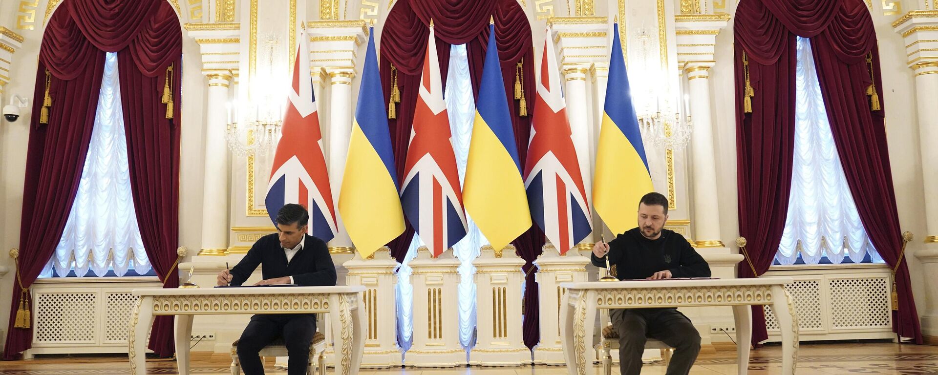 Rishi Sunak, primeiro-ministro do Reino Unido (à esquerda), e Vladimir Zelensky, presidente da Ucrânia (à direita), participam de cerimônia de assinatura de acordo de cooperação militar bilateral no Palácio Presidencial, em Kiev. Ucrânia, 12 de janeiro de 2024 - Sputnik Brasil, 1920, 04.03.2024