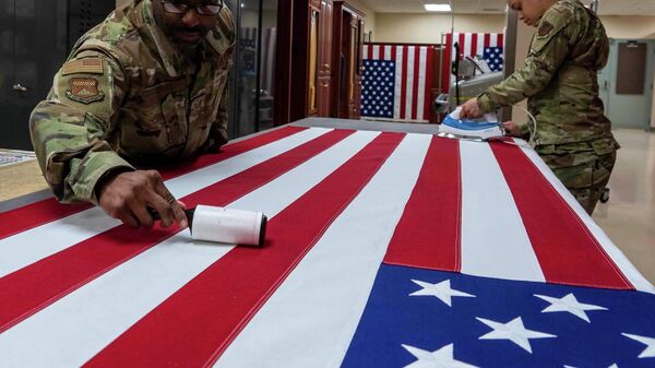Integrantes das Forças Armadas dos EUA arrumando a bandeira norte-americana - Sputnik Brasil