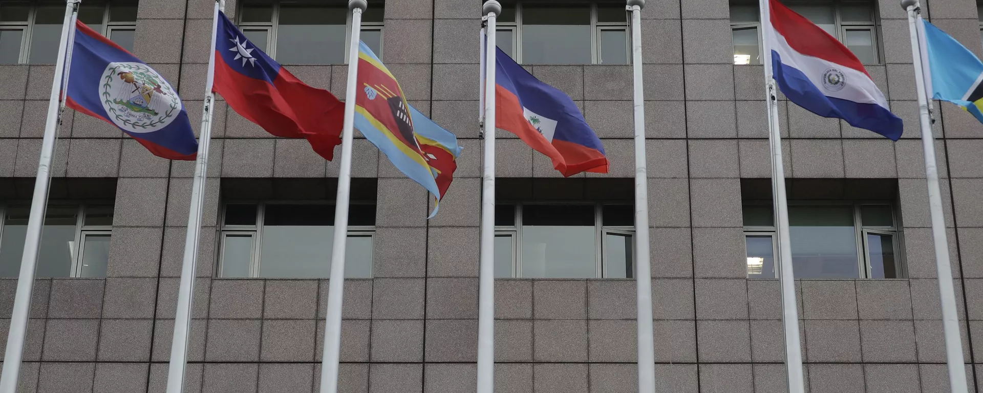 Terceiro mastro à direita, onde a bandeira nacional de Nauru costumava ser hasteada, vazio do lado de fora do prédio Bairro diplomático em Taipé, Taiwan, 15 de janeiro de 2024 - Sputnik Brasil, 1920, 15.01.2024