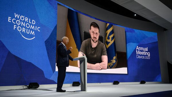 O fundador e presidente executivo do Fórum Econômico Mundial, Klaus Schwab, dá as boas-vindas ao presidente ucraniano Vladimir Zelensky por link de vídeo durante a reunião anual do Fórum Econômico Mundial (WEF, na sigla em inglês) em Davos, 23 de maio de 2022 - Sputnik Brasil
