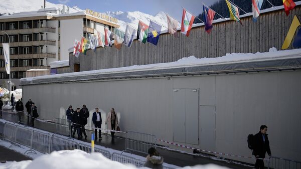 Pessoas chegam ao primeiro dia do Fórum Econômico Mundial, em Davos, em meio à neve. Suíça, 15 de janeiro de 2024 - Sputnik Brasil