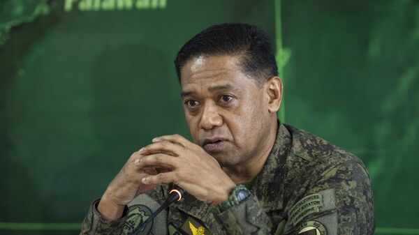 General Romeo Brawner Jr., chefe do Estado-Maior das Forças Armadas das Filipinas, fala à mídia durante coletiva de imprensa no Comando Ocidental em Puerto Princesa, Palawan, Filipinas, 10 de agosto de 2023 - Sputnik Brasil