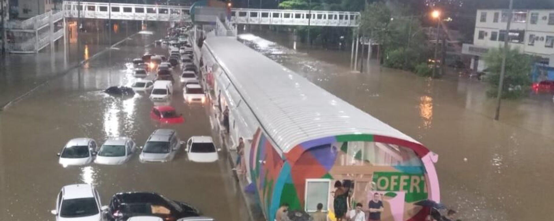 Enchente na avenida Brasil, no Rio de Janeiro, atingiu diversos municípios da região metropolitana - Sputnik Brasil, 1920, 15.01.2024