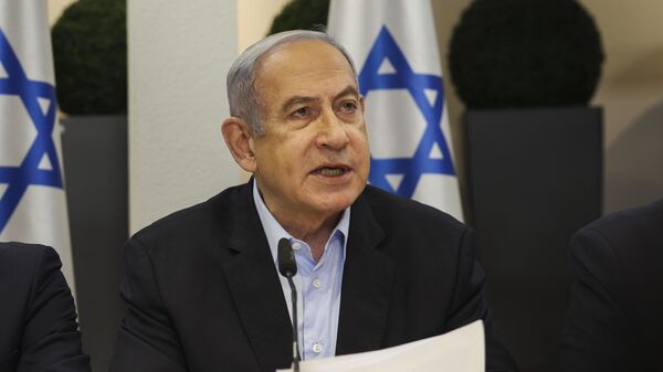 Benjamin Netanyahu durante a reunião semanal de gabinete no Ministério da Defesa, em Tel Aviv. Israel, 7 de janeiro de 2024 - Sputnik Brasil