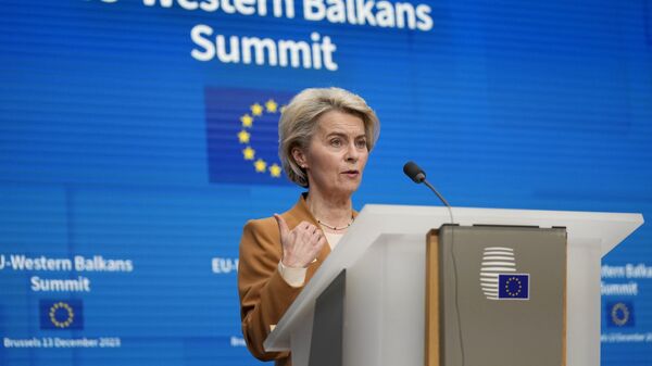 Ursula von der Leyen, presidente da Comissão Europeia, durante coletiva de imprensa após cúpula UE-Balcãs Ocidentais, no prédio do Conselho Europeu, em Bruxelas. Bélgica, 13 de dezembro de 2023 - Sputnik Brasil