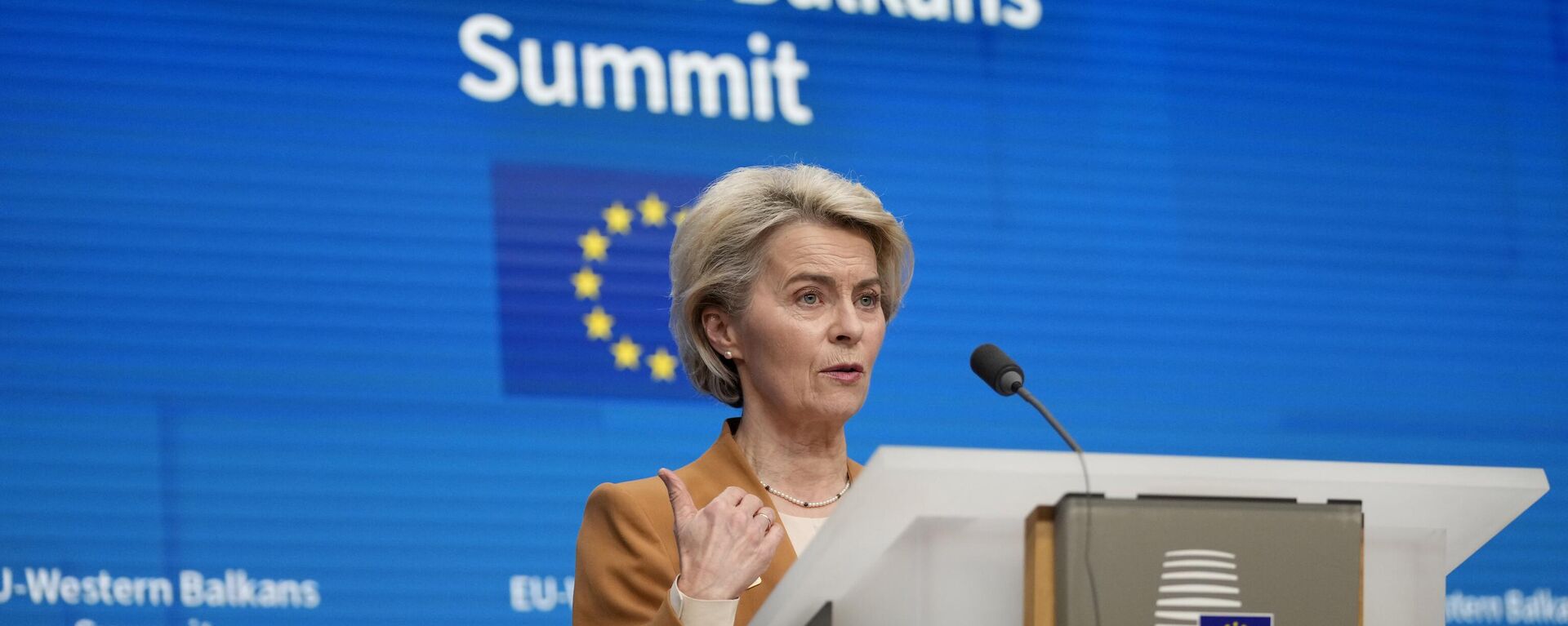 Ursula von der Leyen, presidente da Comissão Europeia, durante coletiva de imprensa após cúpula UE-Balcãs Ocidentais, no prédio do Conselho Europeu, em Bruxelas. Bélgica, 13 de dezembro de 2023 - Sputnik Brasil, 1920, 21.02.2024