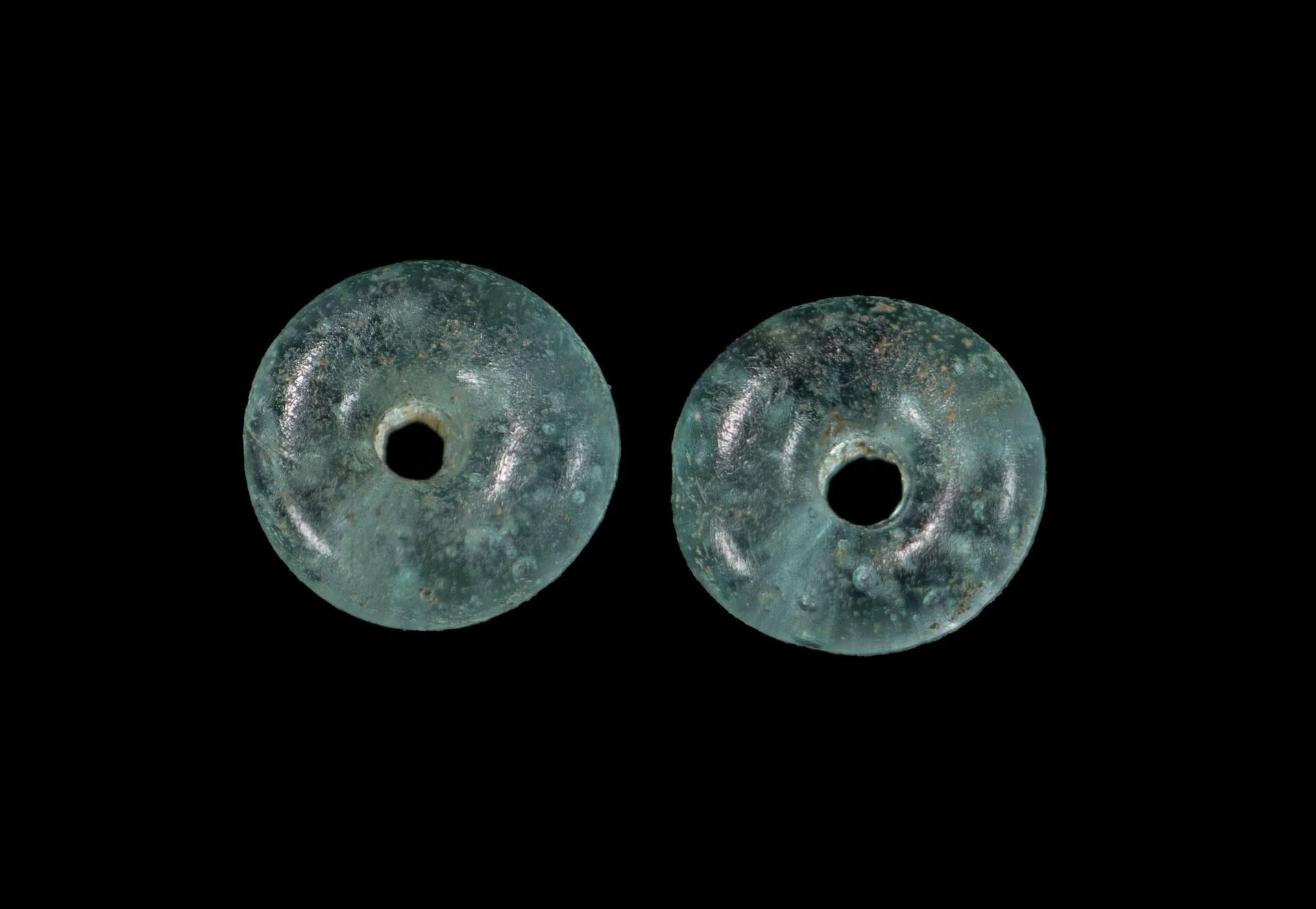 Contas de vidro azul semitransparentes descobertas no túmulo em Lincolnshire, no Reino Unido 
 - Sputnik Brasil, 1920, 16.01.2024