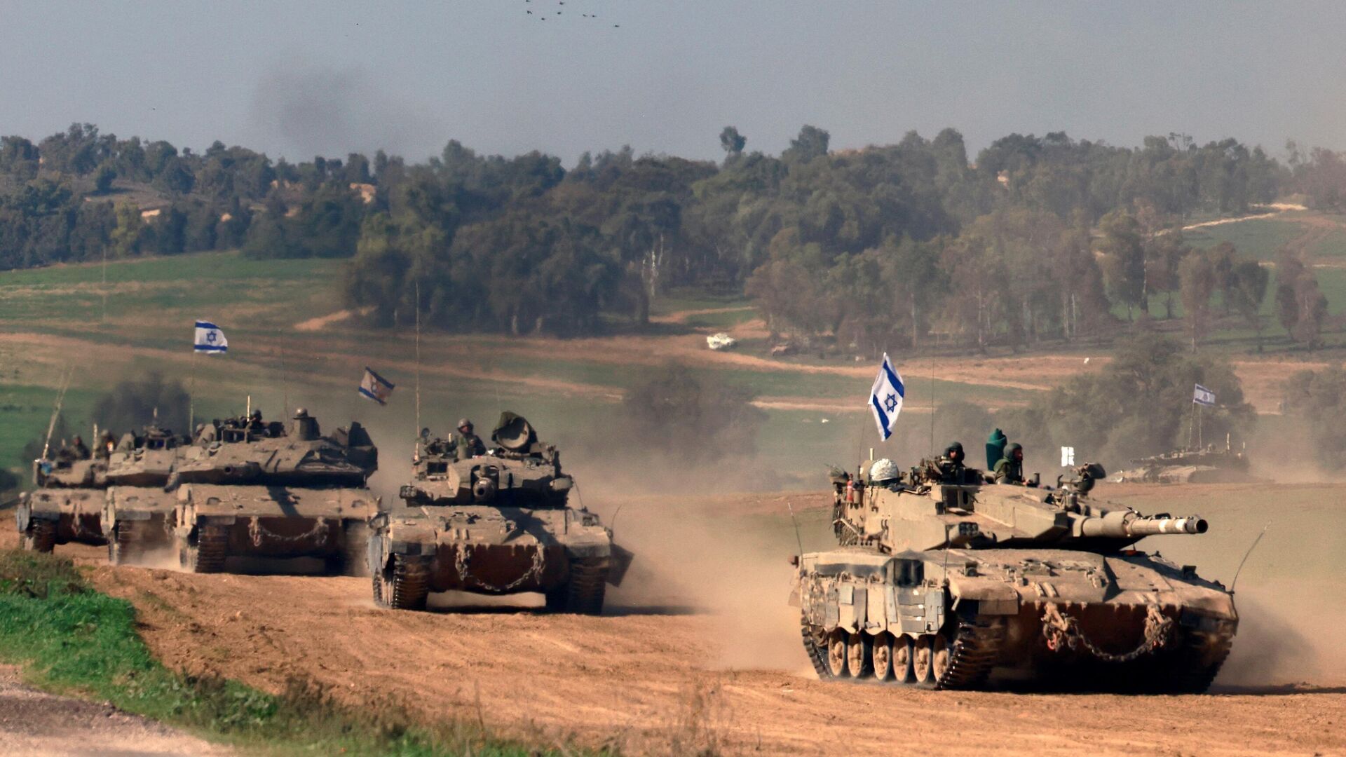 Fotografia tirada em Israel perto da fronteira com a Faixa de Gaza mostra tropas israelenses em tanques na Faixa de Gaza, 31 de dezembro de 2023 - Sputnik Brasil, 1920, 25.01.2024