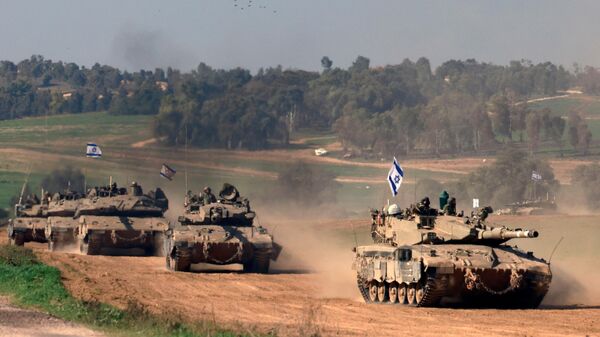 Fotografia tirada em Israel perto da fronteira com a Faixa de Gaza mostra tropas israelenses em tanques na Faixa de Gaza, 31 de dezembro de 2023 - Sputnik Brasil