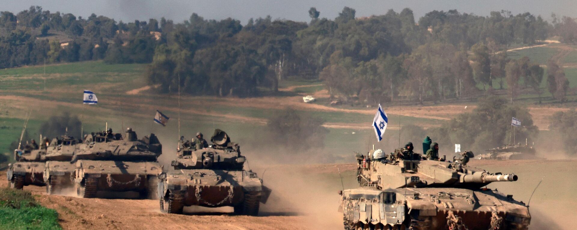 Fotografia tirada em Israel perto da fronteira com a Faixa de Gaza mostra tropas israelenses em tanques na Faixa de Gaza, em 31 de dezembro de 2023 - Sputnik Brasil, 1920, 07.02.2024