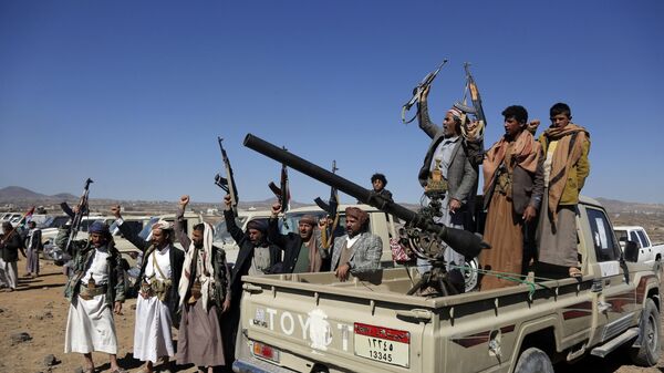 Combatentes houthis e membros de tribos organizam manifestação contra os ataques dos EUA e do Reino Unido a locais militares controlados pelos houthis. Arredores de Sanaa, Iêmen, 14 de janeiro de 2024 - Sputnik Brasil