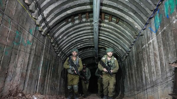 Soldados israelenses após ataque que localizou uma extensa rede de túneis usada pelo Hamas. Faixa de Gaza, 15 de dezembro de 2023 - Sputnik Brasil