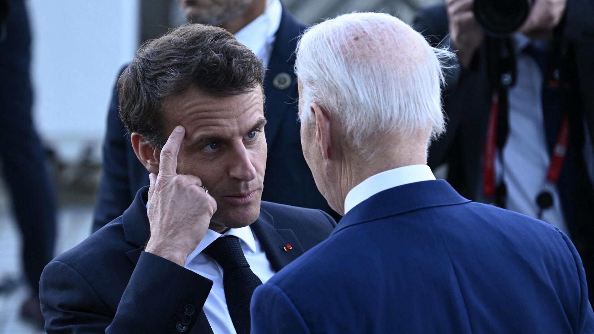 O presidente da França, Emmanuel Macron, fala com o presidente dos EUA, Joe Biden, antes de uma foto dos líderes do G7, em 20 de maio de 2023 - Sputnik Brasil, 1920, 22.01.2024