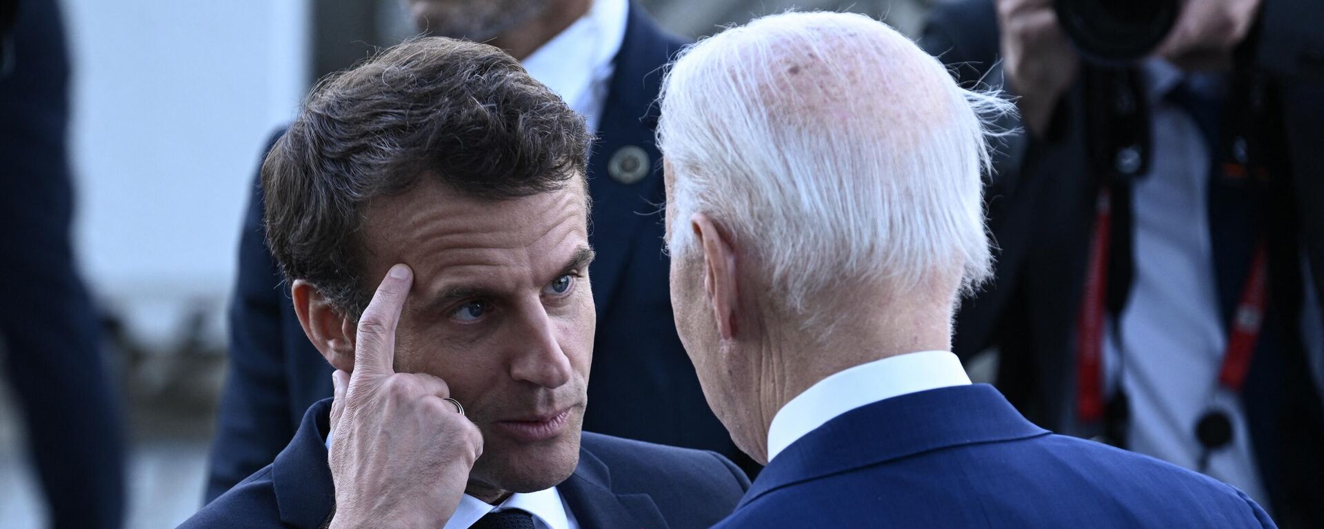 O presidente da França, Emmanuel Macron, falando com o presidente dos EUA, Joe Biden, antes da foto conjunta dos líderes do G7 em 20 de maio de 2023 - Sputnik Brasil, 1920, 17.01.2024