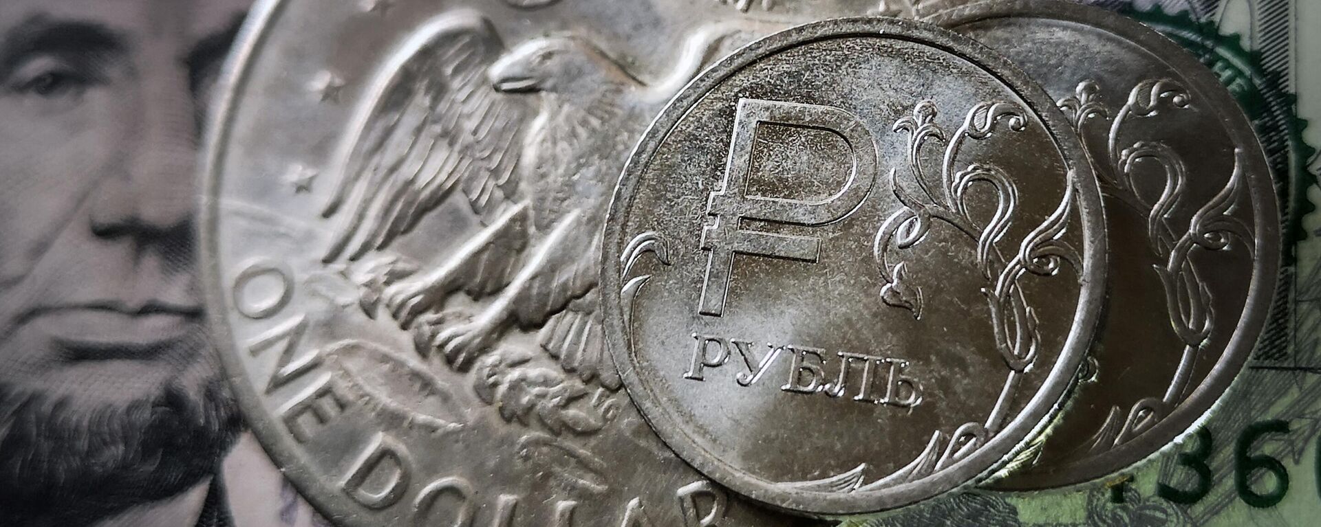 As moedas do rublo russo são retratadas com uma nota de dólar americano e uma moeda de um dólar em Moscou, 10 de outubro de 2023 - Sputnik Brasil, 1920, 17.01.2024