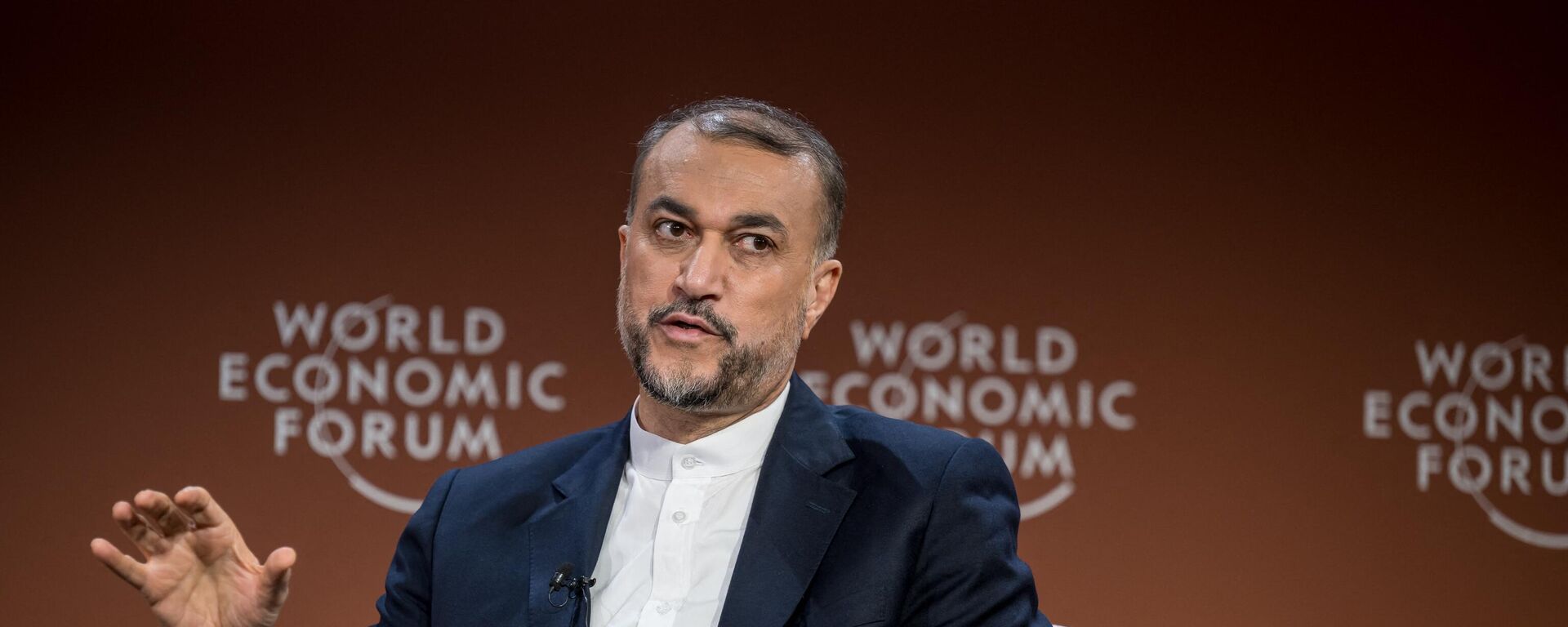 O ministro das Relações Exteriores iraniano, Hossein Amir-Abdollahian, gesticula durante uma sessão na reunião do Fórum Econômico Mundial (WEF) em Davos em 17 de janeiro de 2024 - Sputnik Brasil, 1920, 17.01.2024