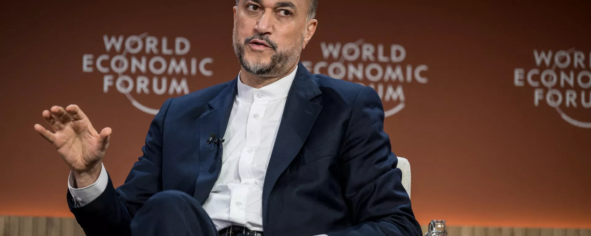 O ministro das Relações Exteriores iraniano, Hossein Amir-Abdollahian, gesticula durante uma sessão na reunião do Fórum Econômico Mundial (WEF) em Davos em 17 de janeiro de 2024 - Sputnik Brasil, 1920, 17.01.2024