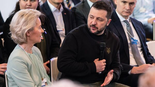 O presidente ucraniano Vladimir Zelensky fala com a presidente da Comissão Europeia, Ursula Von der Leyen (E), em uma sessão com empresários da Ucrânia durante a reunião anual do Fórum Econômico Mundial em Davos, 16 de janeiro de 2024 - Sputnik Brasil
