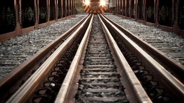 Trem em linha férrea - Sputnik Brasil